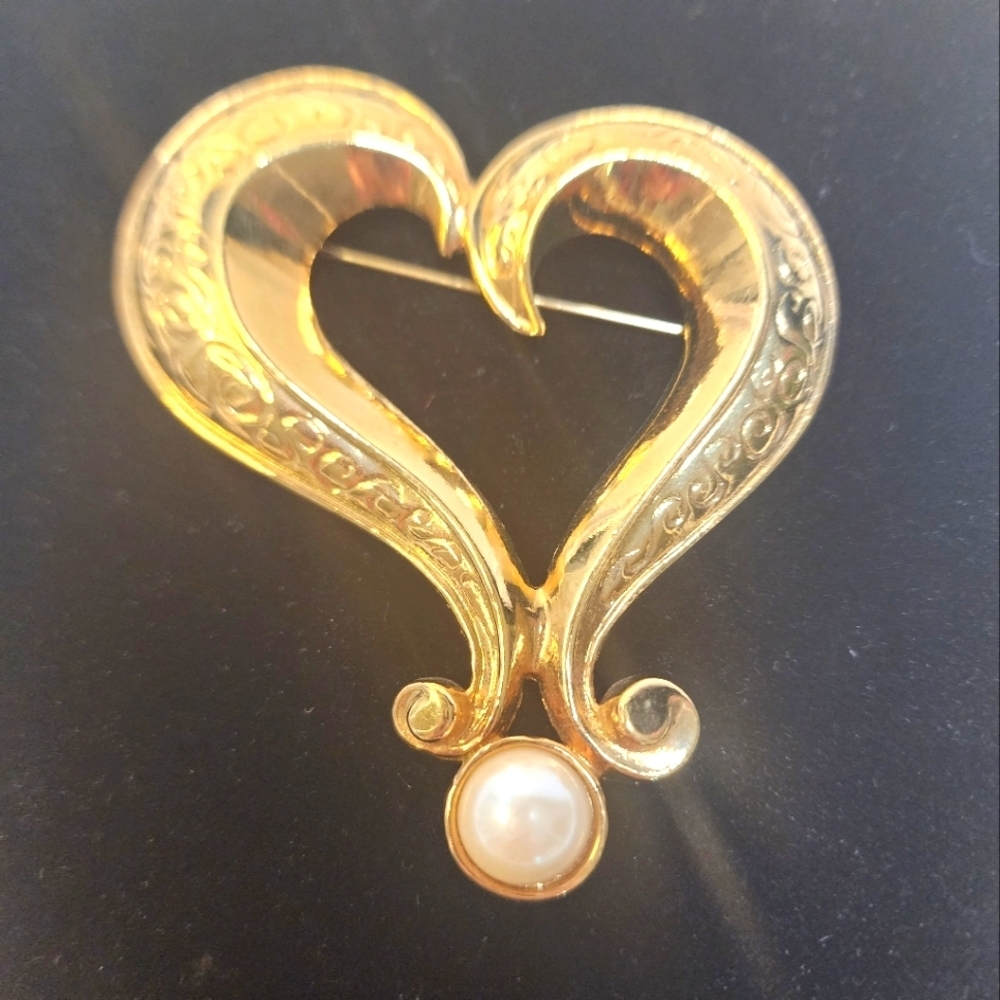 Avon Vintage Gold Tone Large Heart Shaped Brooch With Pearl